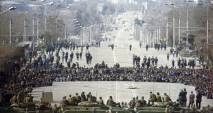 Массовые беспорядки, произошедшие в Душанбе с 10 по 17 февраля 1990 года. В городе объявлено военное положение. Танки на проспекте Ленина.